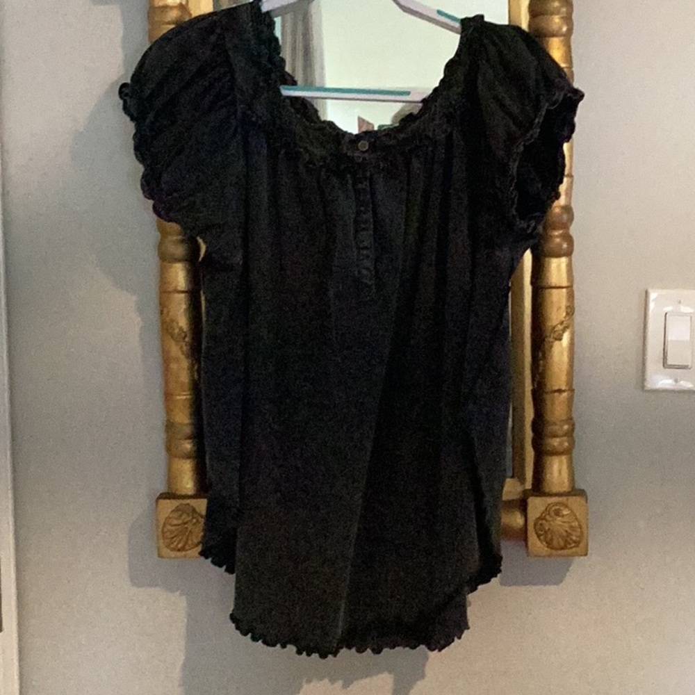 We The Free short sleeved top ruffled round bottom puffy elastic sleeve